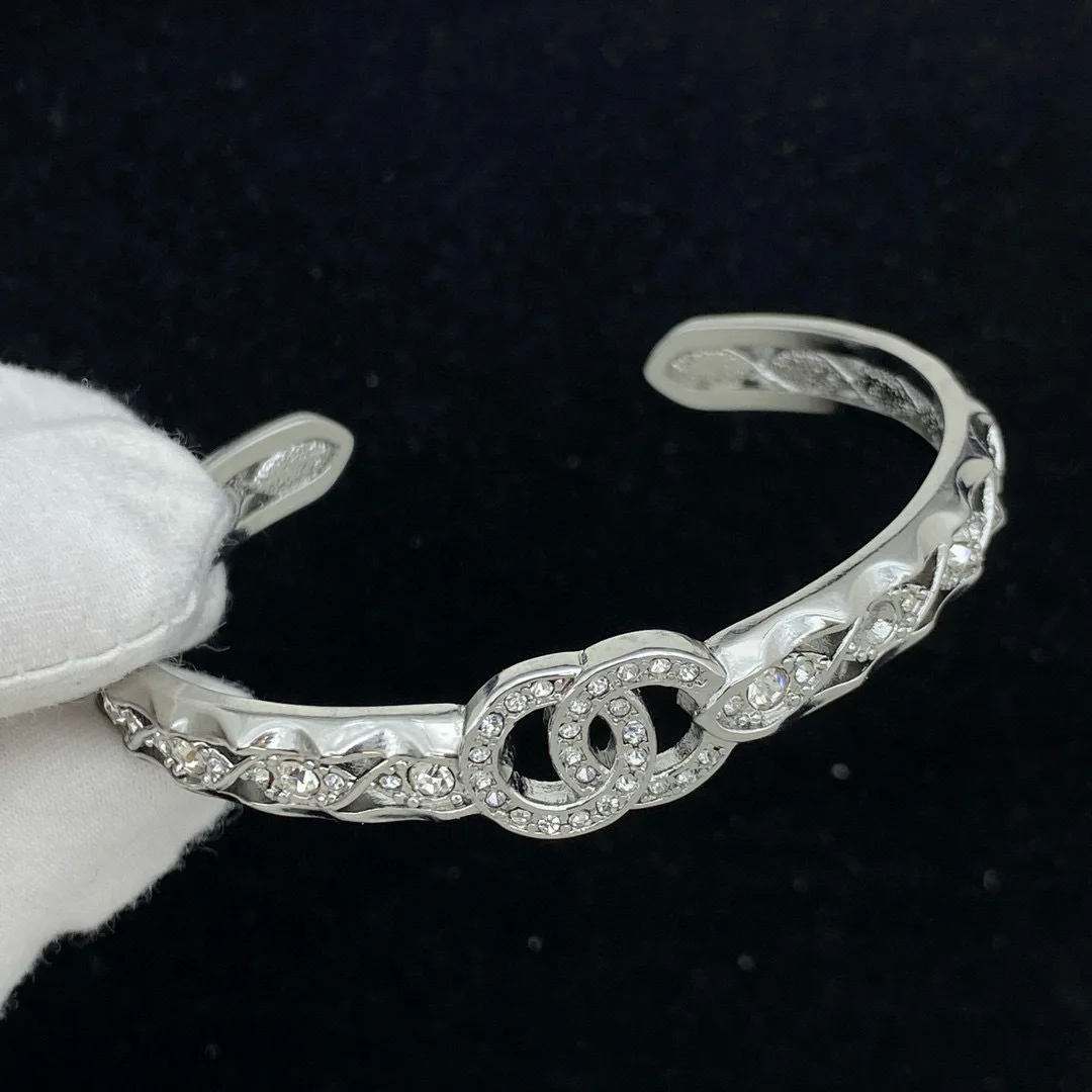 سوار مثلث - سوار معصم معدني عتيق، مجوهرات فريدة من نوعها متعددة الاستخدامات لها