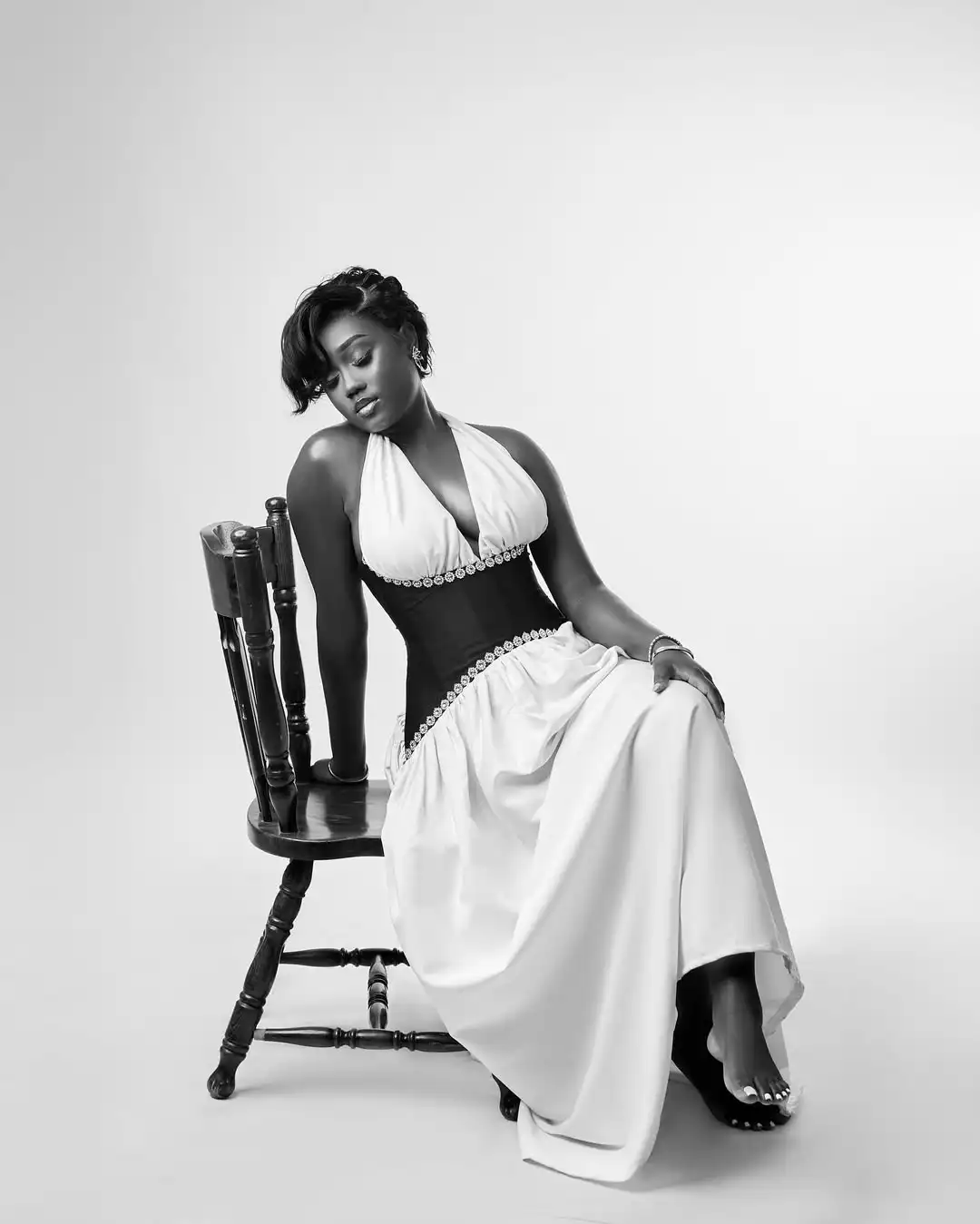 Elegante branco profundo decote em v halter drapeado vestidos de noite longos feminino sexy sem mangas até o chão vestido de baile africano personalizado