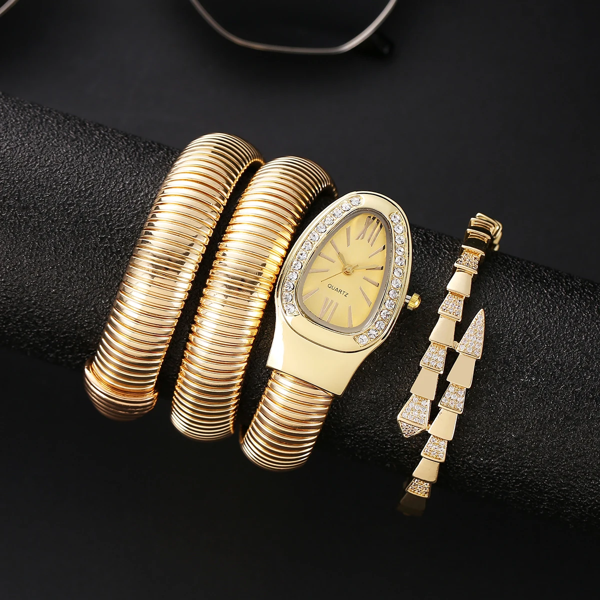 نموذج خاص رائج البيع للتجارة الخارجية لصيف 25 عامًا مع ساعة رائعة مرنة مرصعة بالألماس على شكل ثعبان