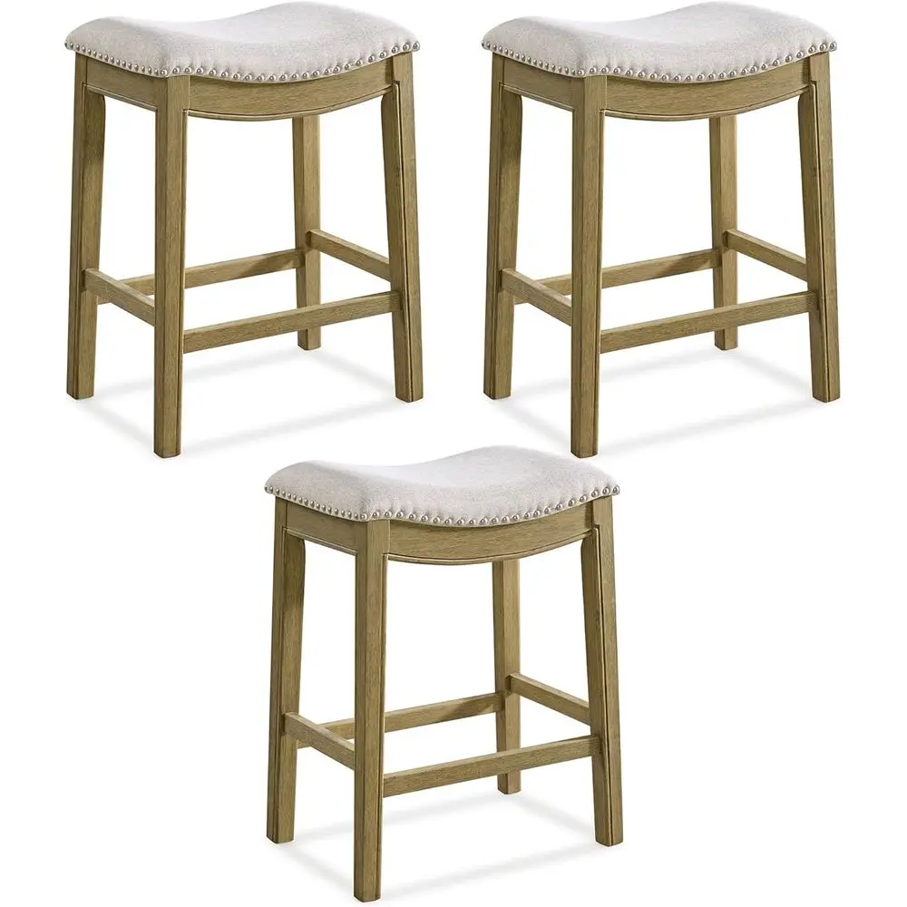 

Набор из 3-х табуретов 26 Counter Stool с отделкой из натурального дерева и сиденьем из ткани цвета пшеничного крема.