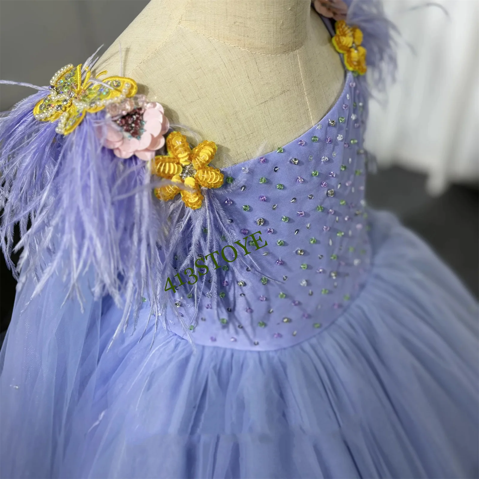 

CustomizedLuxury Dubai Lilac Girl Dress with Cape Feathers Ball Gown for Kid Wedding Birthday Communion Party Pageant