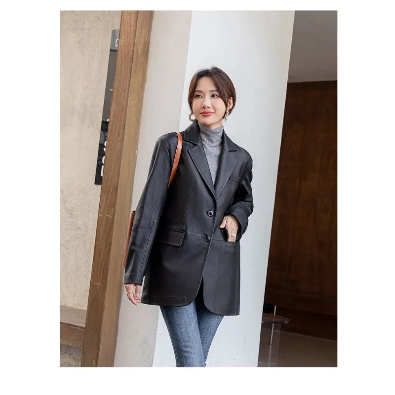 سترة جلدية غير مقسمة للنساء 2025 سترة واقية فضفاضة مستوردة جديدة من الجلد المغسول بياقة بدلة