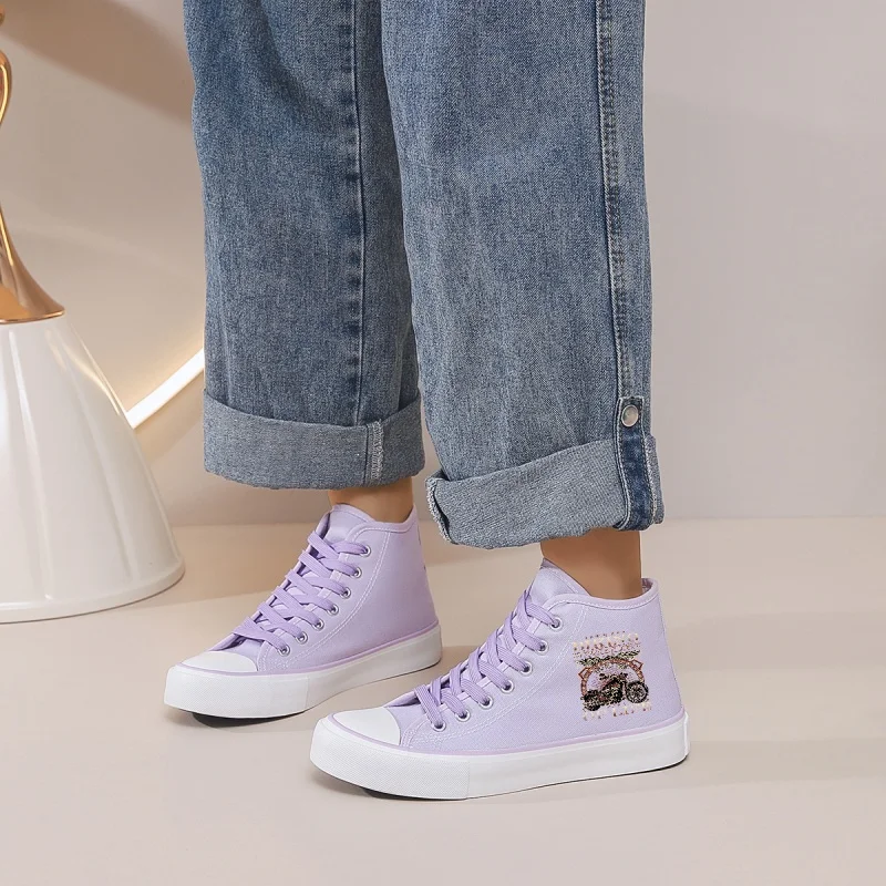 

Женские светло-фиолетовые высокие парусиновые кроссовки: круглый носок на шнуровке и вышивке. Повседневная одежда для повседневного ношения и джинсов в тон.