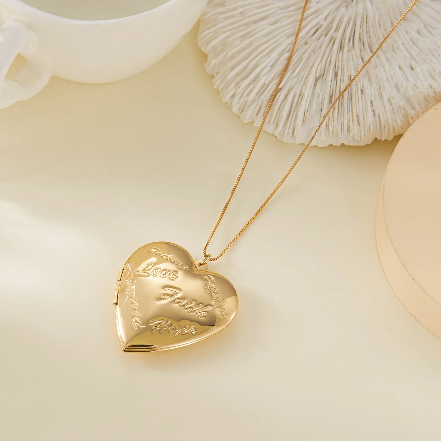 Vintage-Halskette mit geschnitztem Herz-Medaillon in Goldfarbe für Frauen, personalisierter Foto-Anhänger, romantisches, ästhetisches Valentins-Schmuckgeschenk – Detail 5