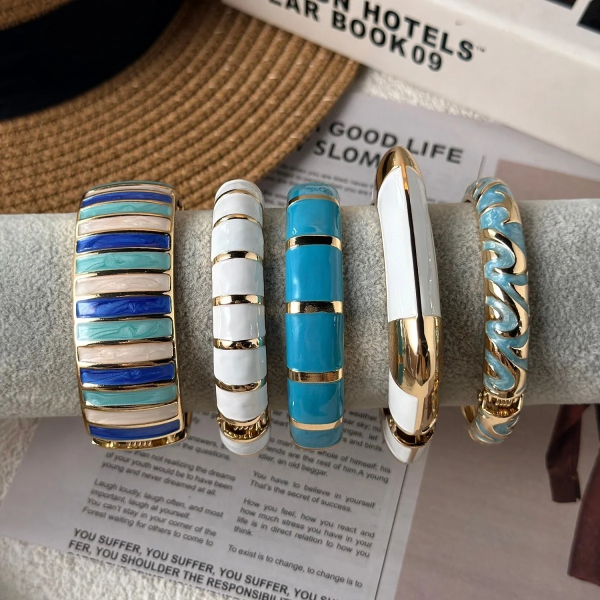 Trendige blau-weiße Emaille-Manschettenarmbänder für Damen und Herren, Vintage, unregelmäßige Streifen, stapelbarer Armreif, Partyschmuck – Detail 29