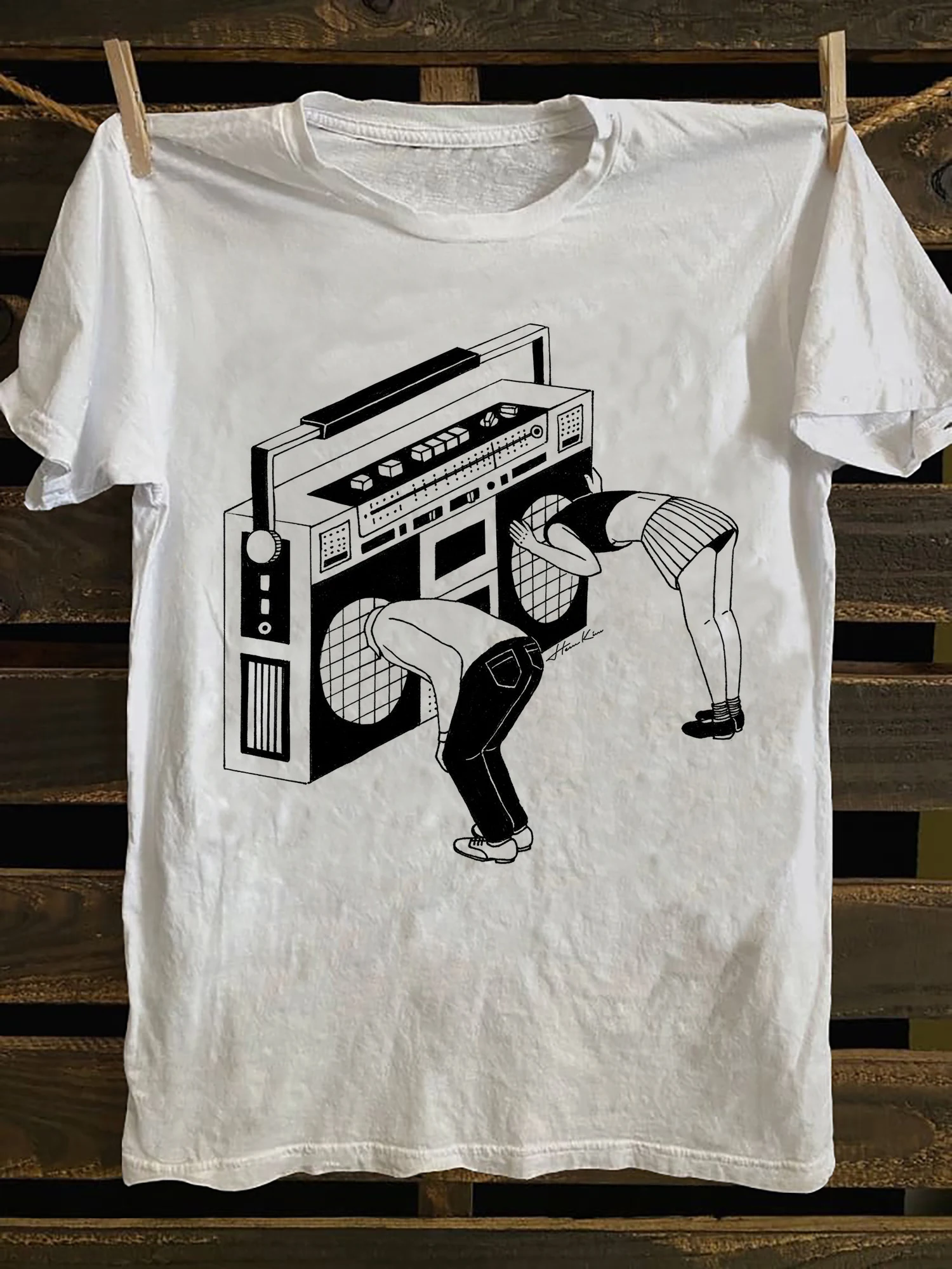 Retro Boombox Graphic Fun Social Gathering Design T-Shirt 100% Cotton O-Neck Short Sleeve Summer Casual Mens T-shirt Streetwear