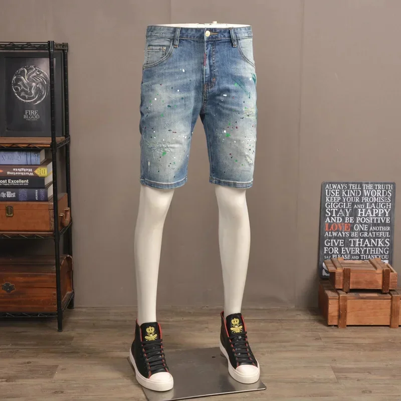 Pantaloncini di jeans strappati sottili estivi da uomo di marca alla moda verniciato a spruzzo elastico slim fit piedi piccoli pantaloni corti casual con toppa raschata