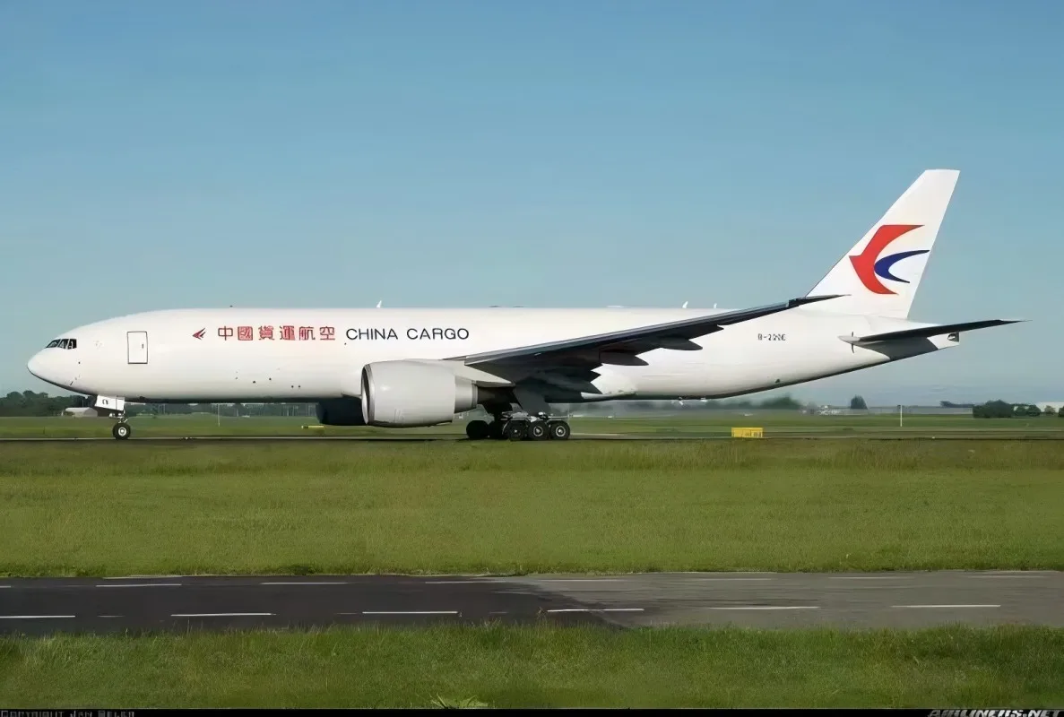 

airplane toy Scale 47CM B777 Model Aircraft China Eastern Airlines Cargo Plane Resin Assembly 777 Plane Models Diecast Collectio