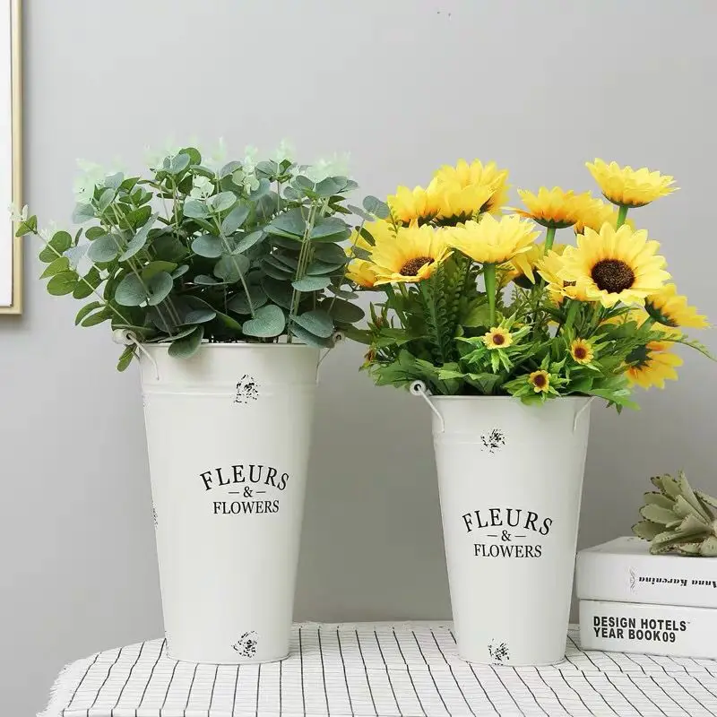 دلو زهور معدني على الطراز الشمالي - مزهرية من القصدير عتيقة للباقات، ديكور مزرعة ريفية، ترتيب زهور جمالي