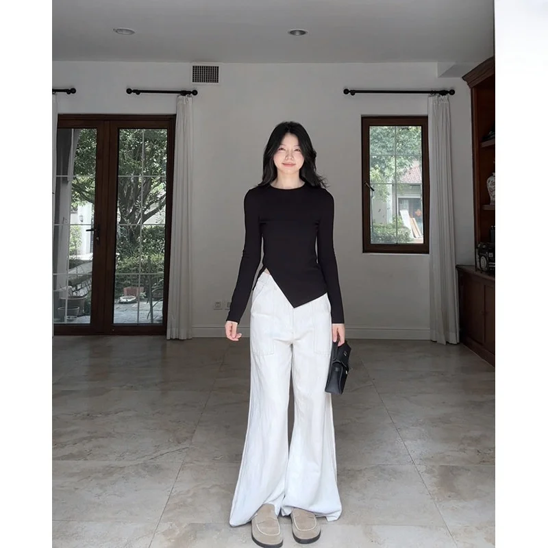 

Женский комплект: Уютный осенний наряд с приталенной футболкой с длинным рукавом и брюками прямого кроя с широкими штанинами.