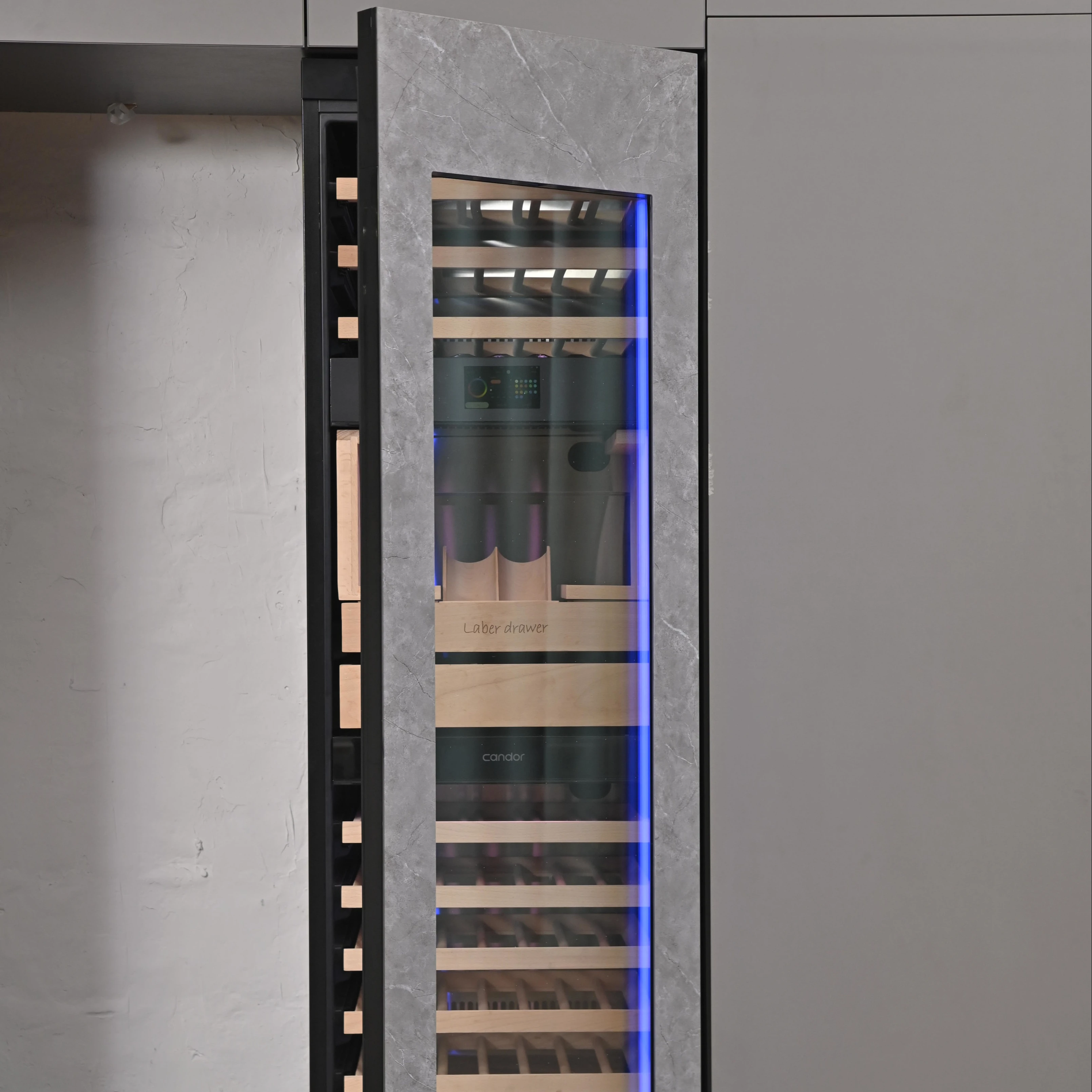 Mueble para vino de 305 L con huellas dactilares, proyección de logotipos, pantalla TFT y iluminación RGB: el complemento perfecto al bar de su hogar