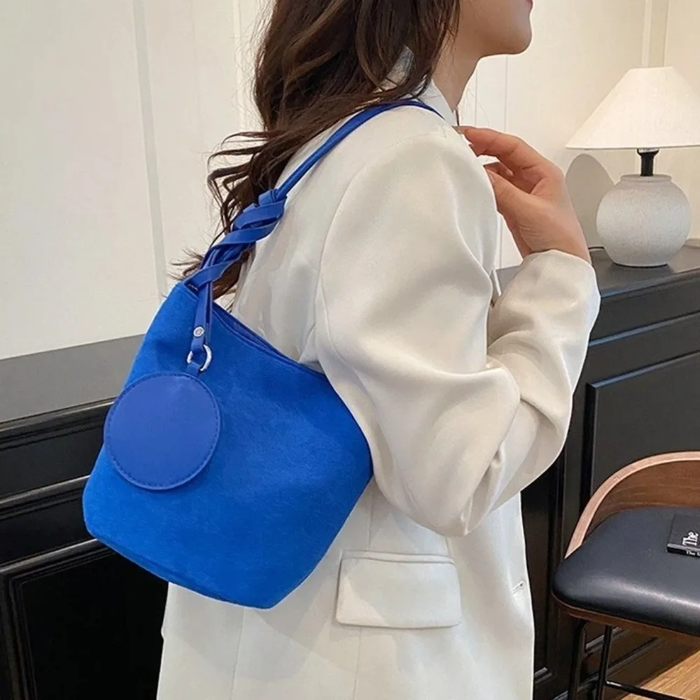 Modische Einfarbige Wildleder-Beuteltaschen mit Großer Kapazität, Schnallenverschluss-Schultertasche, Tragetasche für Damen – Detail 3