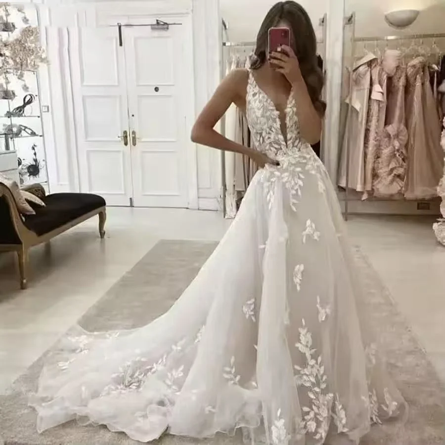 

Fashion Aline Wedding Dresses V-neck Custom-Made Court Train Appliques Sleeveless Robe De Mariée Engagement Plus