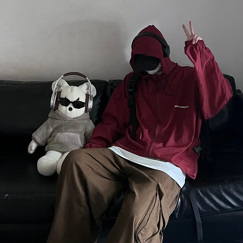 

2024 New Wine Red Men's Summer Outdoor Lightweight Windbreaker UV Protection Hat Jaet Faionable Sun Protection Clothing