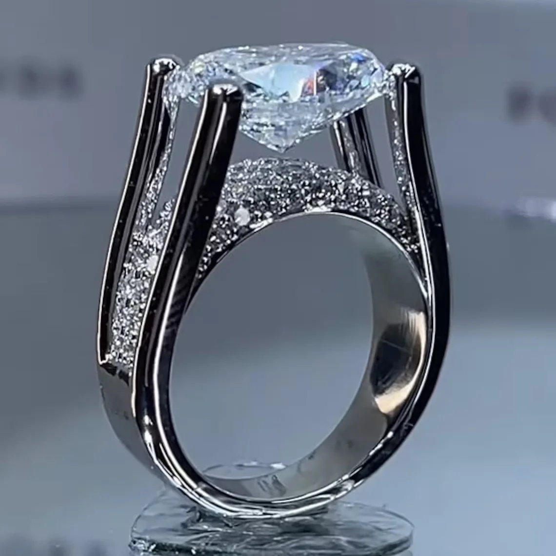 New egg-shaped high-carat diamond engagement ring, wedding anniversary diamond ring, women's ring