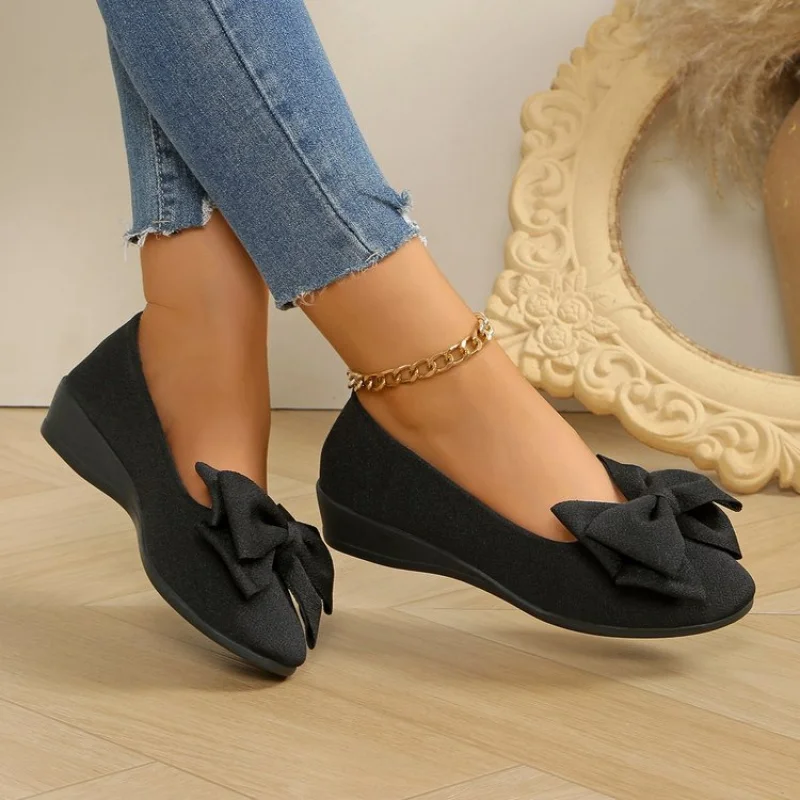 Zapatos informales de tacón bajo con cuña de piel de ante suave y cómodo para mujer, zapatos informales a la moda con punta en pico, color negro y beige, con nudo de mariposa, Lolita