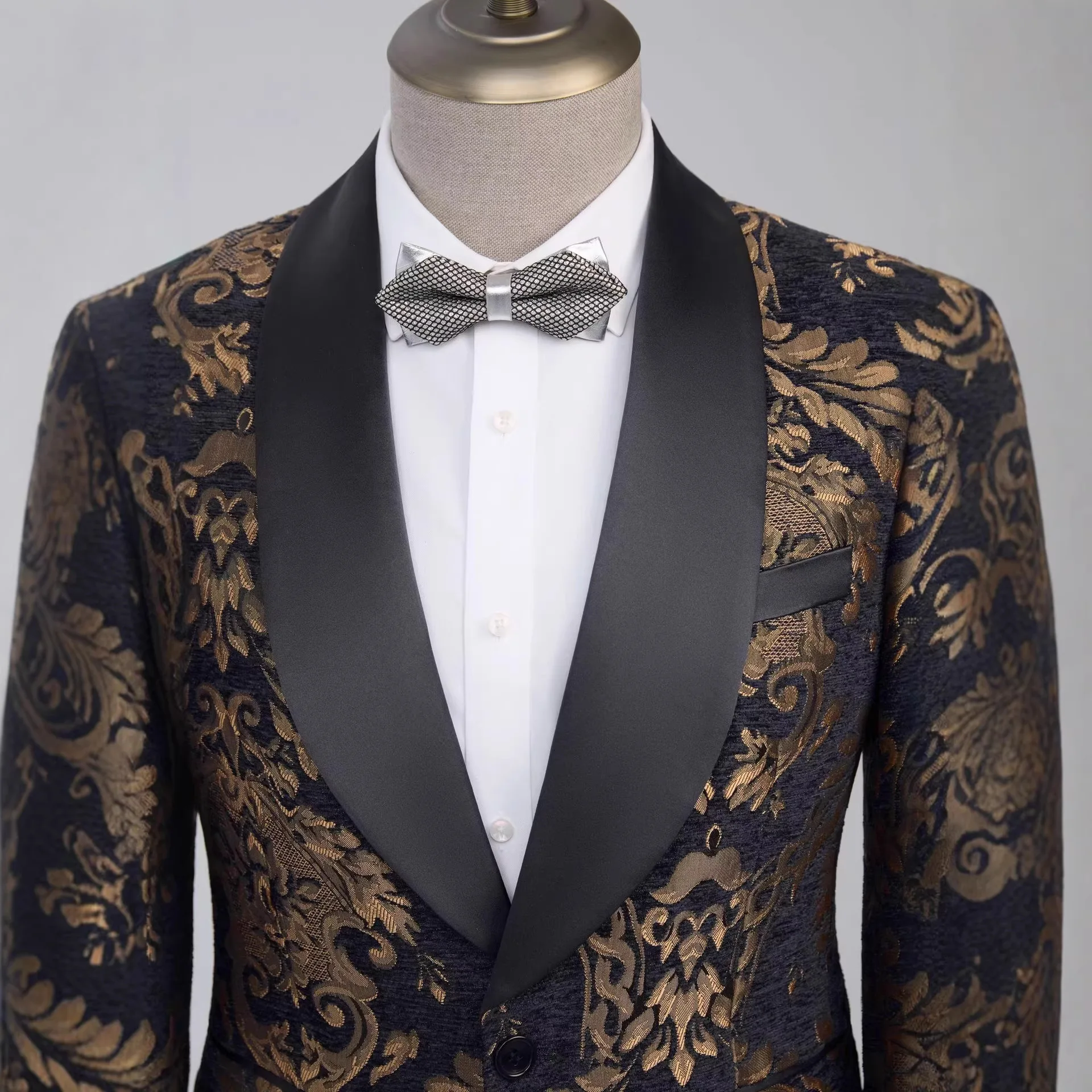 Men's Black Two-piece Suit Featuring A Gold Jacquard Jacket and Trousers, Perfect for Weddings, Parties, and Performances.