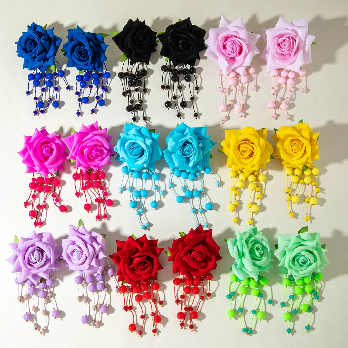 Bunte 3D-Ohrringe mit Rosenblüten