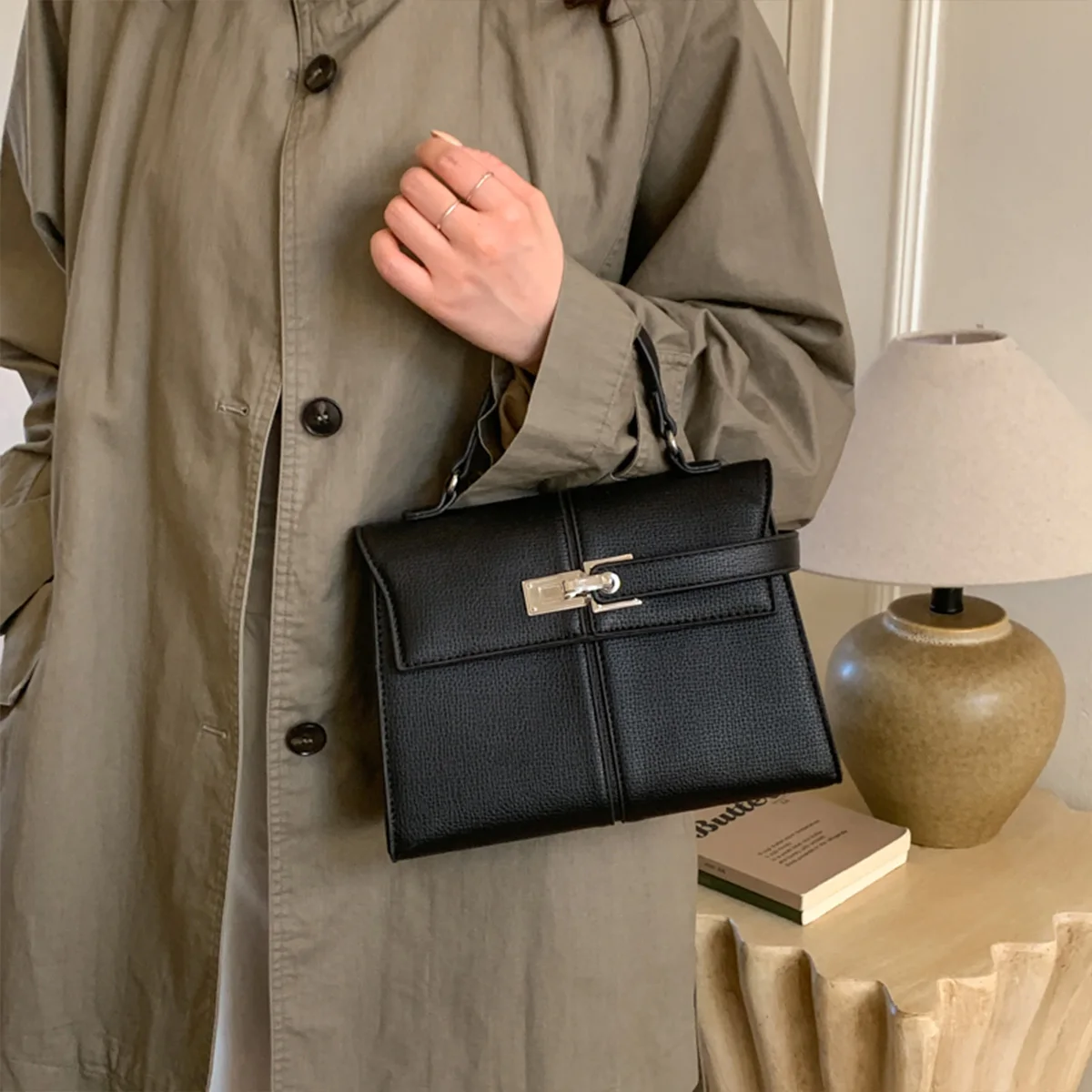 

Fashion Retro Crossbody Bag for Ladies with Chic Gold Hardware Accent Magnetic Snap Adjustable Strap for Daily Shopping