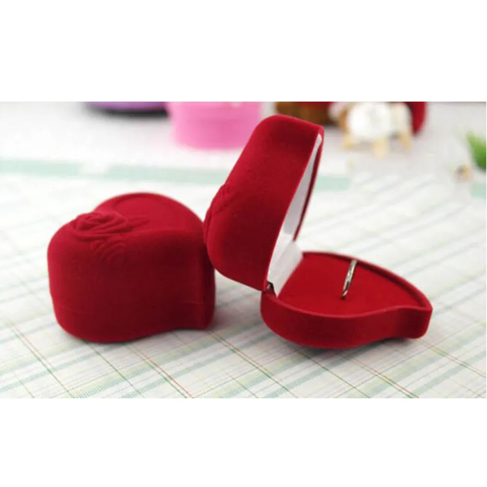 

Романтическая коробочка для колец в форме красного сердца, футляр для хранения двух колец с цветочным узором из роз, идеально подходит для предложения руки и сердца и помолвки.
