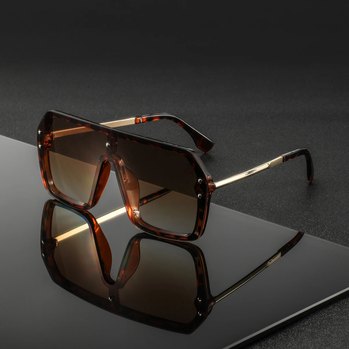 1 Pair of Women's Unique One-Piece Lens Glasses with Rivet Design, High-End Classic Fashion Glasses, Trendy Steampunk Y2K Personalized Decorative Glasses, Suitable for Street Photography, Parties, and Music Festivals