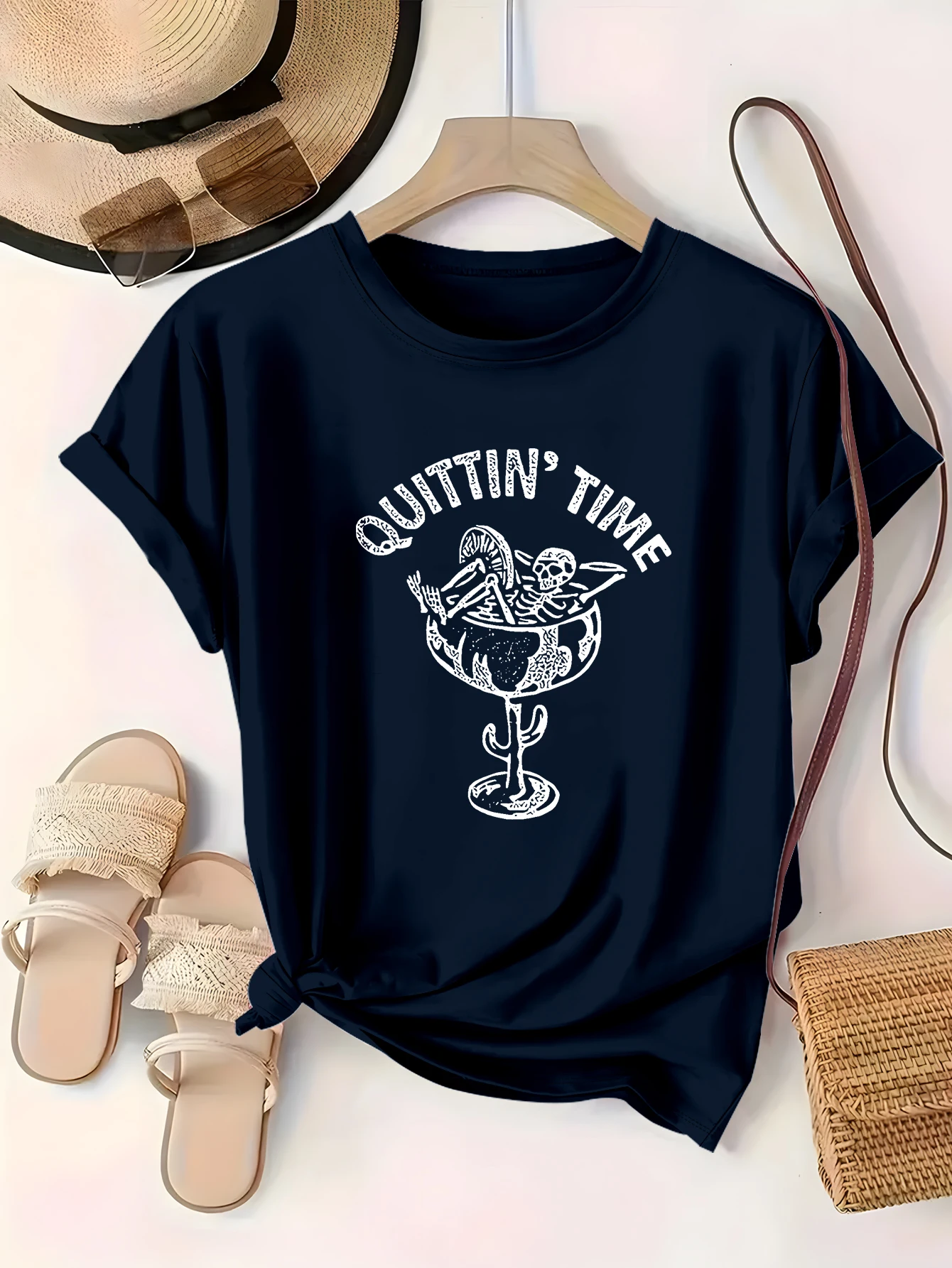 

Плюс размер 1xl-5xl Футболка с коротким рукавом Женская одежда оверсайз | «QUITTIN' TIME» Ретро-коктейльная графика с черепом