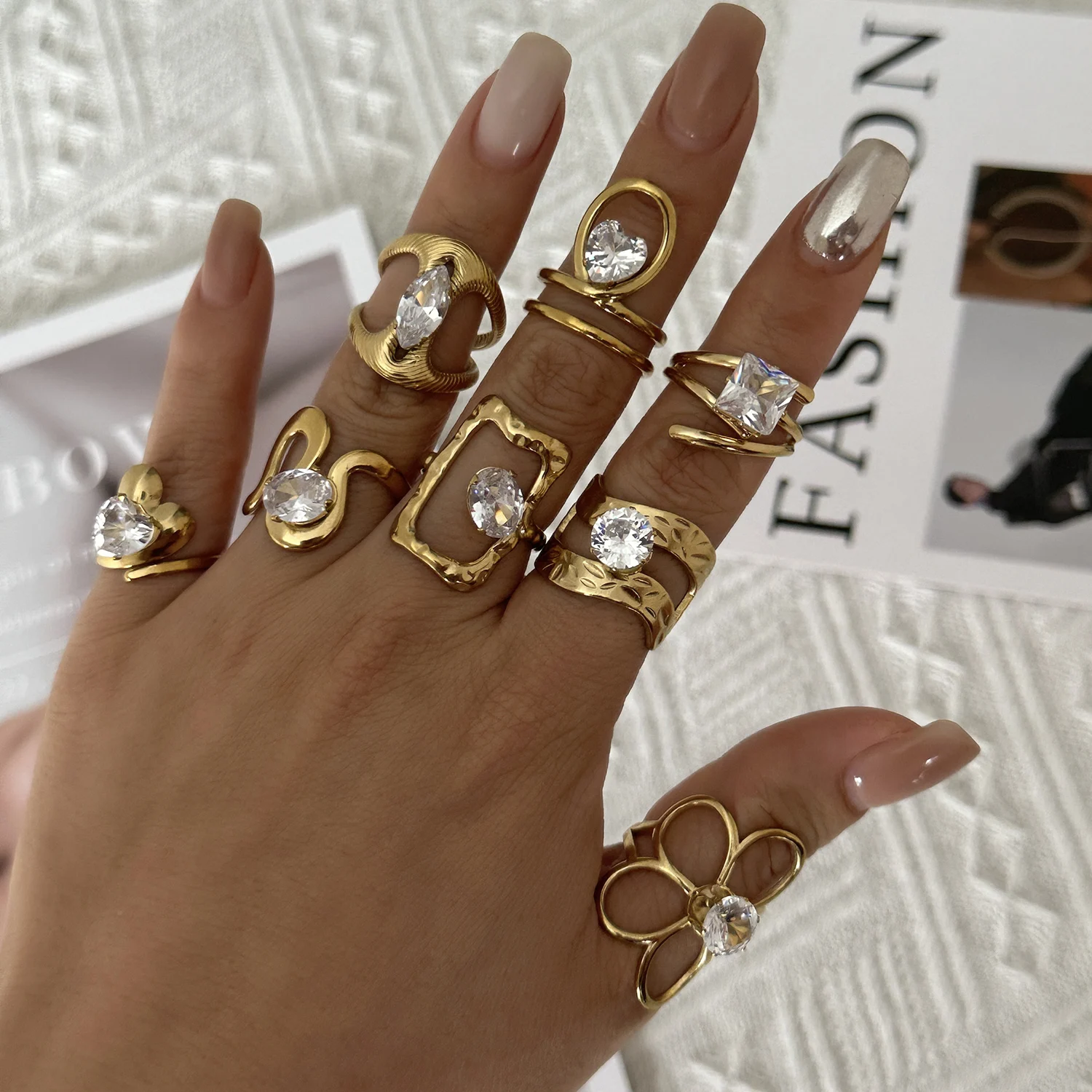 Einzigartiger Herzförmiger Zirkonia-Ring für Damen und Herren Edelstahl Goldfarben Hohler Blumen-Fingerring Wasserdichter Schmuck Geschenke – Detail 1