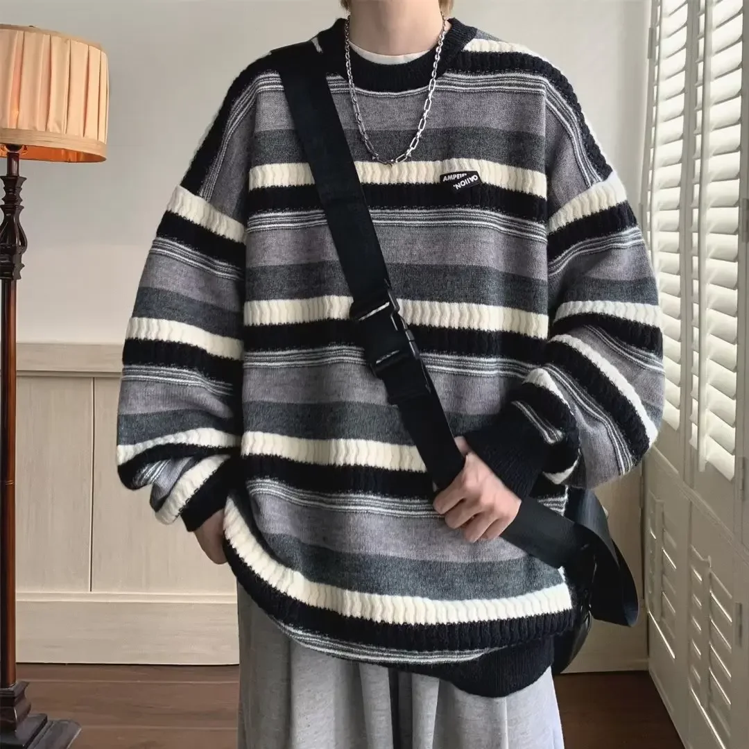 เสื้อกันหนาวลายทางสำหรับผู้ชายเสื้อถักแบบสวมหัวคอกลมแขนยาวเสื้อถักแบบวินเทจทรงหลวมเสื้อผ้าแนวสตรีทให้ความอบอุ่นสำหรับฤดูใบไม้ร่วงและฤดูหนาว