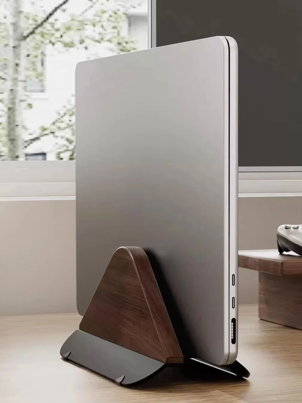 Drewniana pionowa podstawka pod laptop do MacBooka – regulowany uchwyt z solidną podstawą, konstrukcja oszczędzająca miejsce, idealna do dokowania na biurku — zdjęcie produktu 7