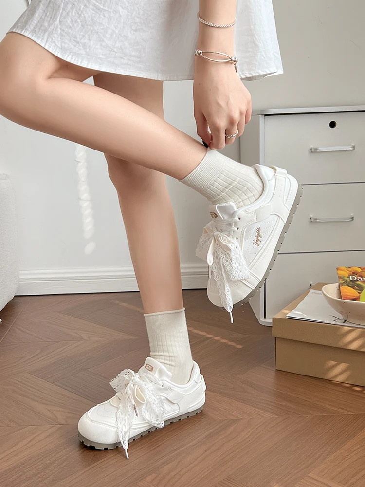 快適なスポーティーなフラットボトムラウンドヘッドカジュアルシューズレディース2025新スタイルバレエレジャーオールマッチホワイトスニーカー