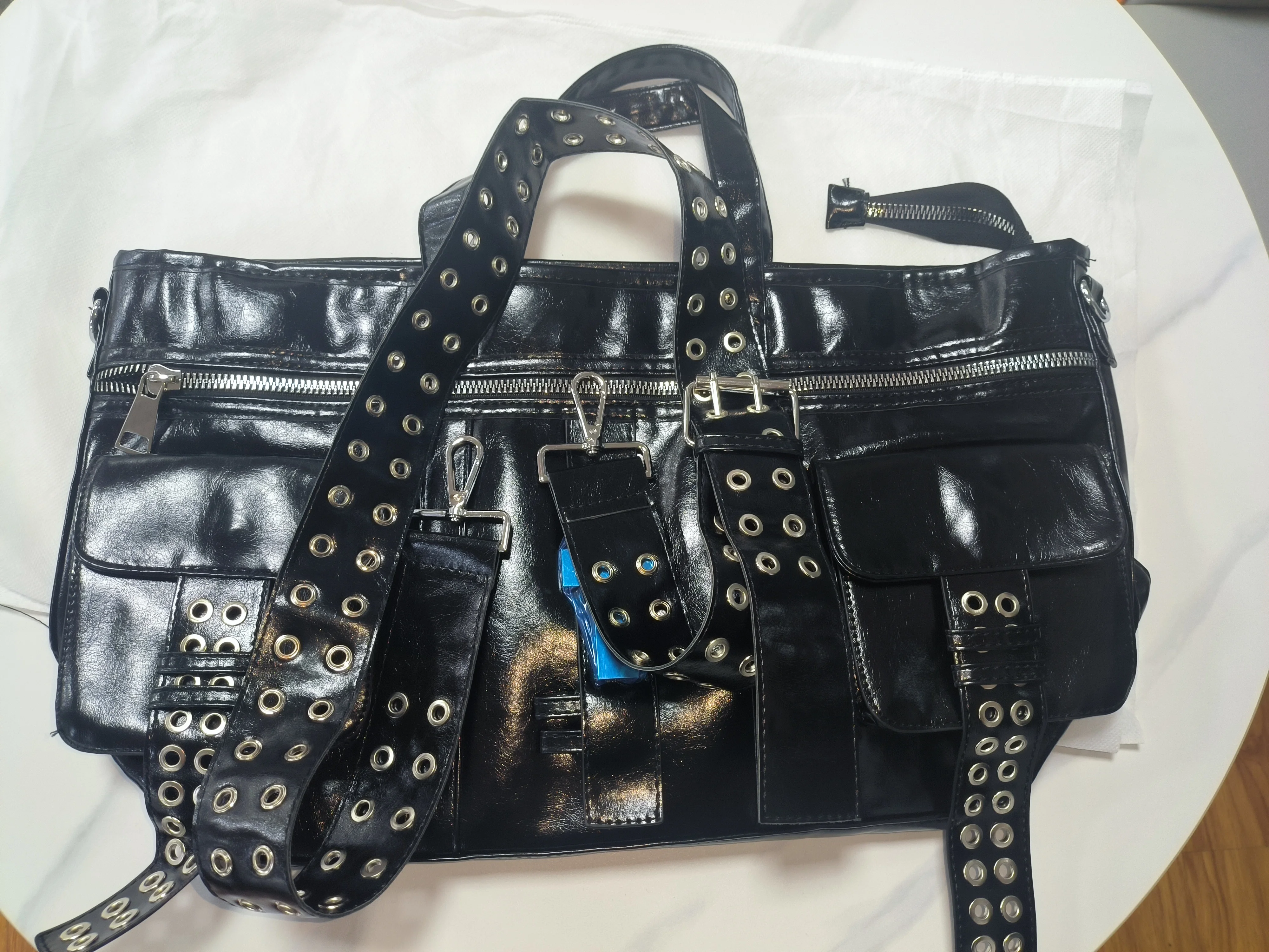 Vintage Distressed Tote Bag mit Kreuznieten, Große Unisex Umhängetasche, Reißverschluss-Handtasche aus Cracked PU für Damen – Detail 9