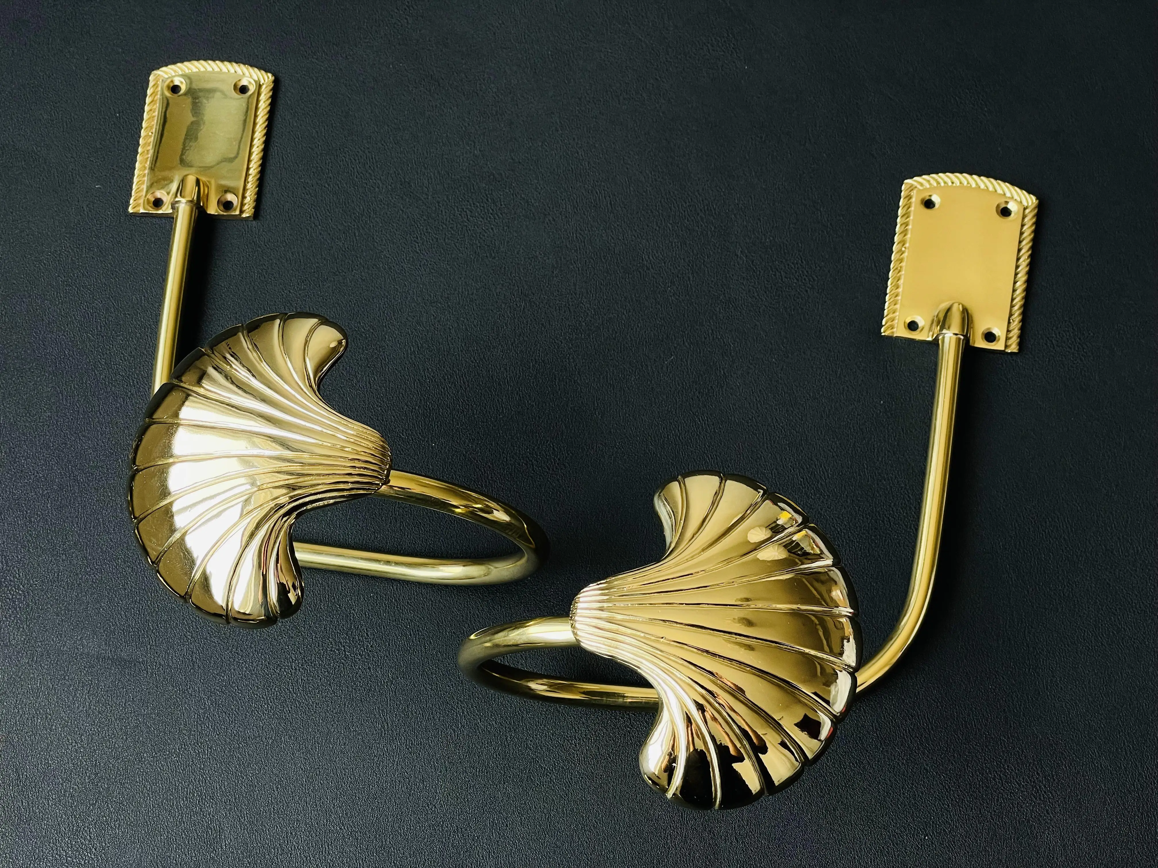 انخفاض سعر التصميم الحديث الفاخرة نمط الستار الملحقات جدار هوك عقد رباط للستائر المعدنية السنانير العائق