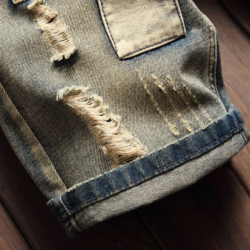 Nuevos pantalones vaqueros cortos rasgados de verano para hombre, pantalones Vintage con agujero recto y parche a cuadros, moda Hip Hop hasta la rodilla, ropa de calle