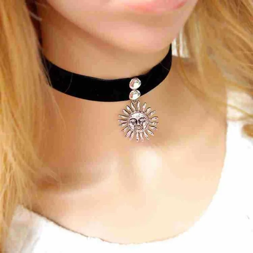 Retro Sun Pendant Neckchain Movies Leon Lolita Mathilda Necklace Female Collar Women's Wear Accessories Cosplay Choker Props