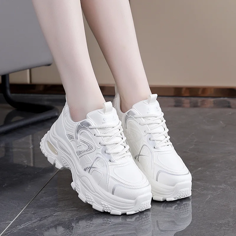 

The thick-soled dad shoes for women in the autumn of 2025 are fashionable, sporty and casual white sneakers