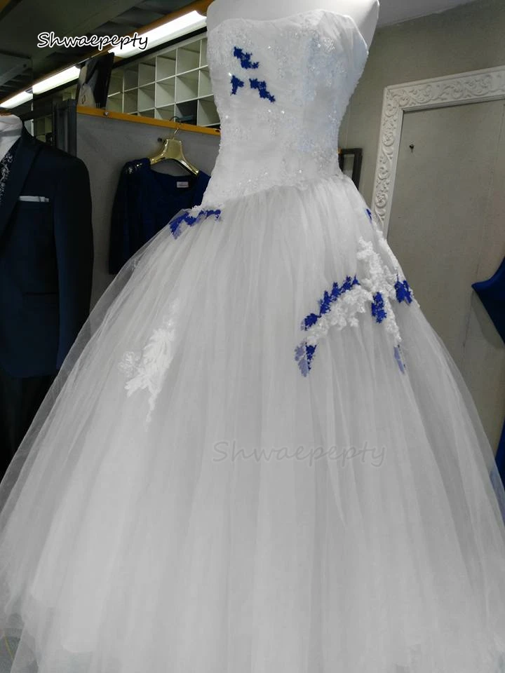 Abiti da sposa in tulle con applicazioni di pizzo avorio e blu personalizzati Abiti da sposa vintage lunghi senza maniche a trapezio senza spalline per la sposa