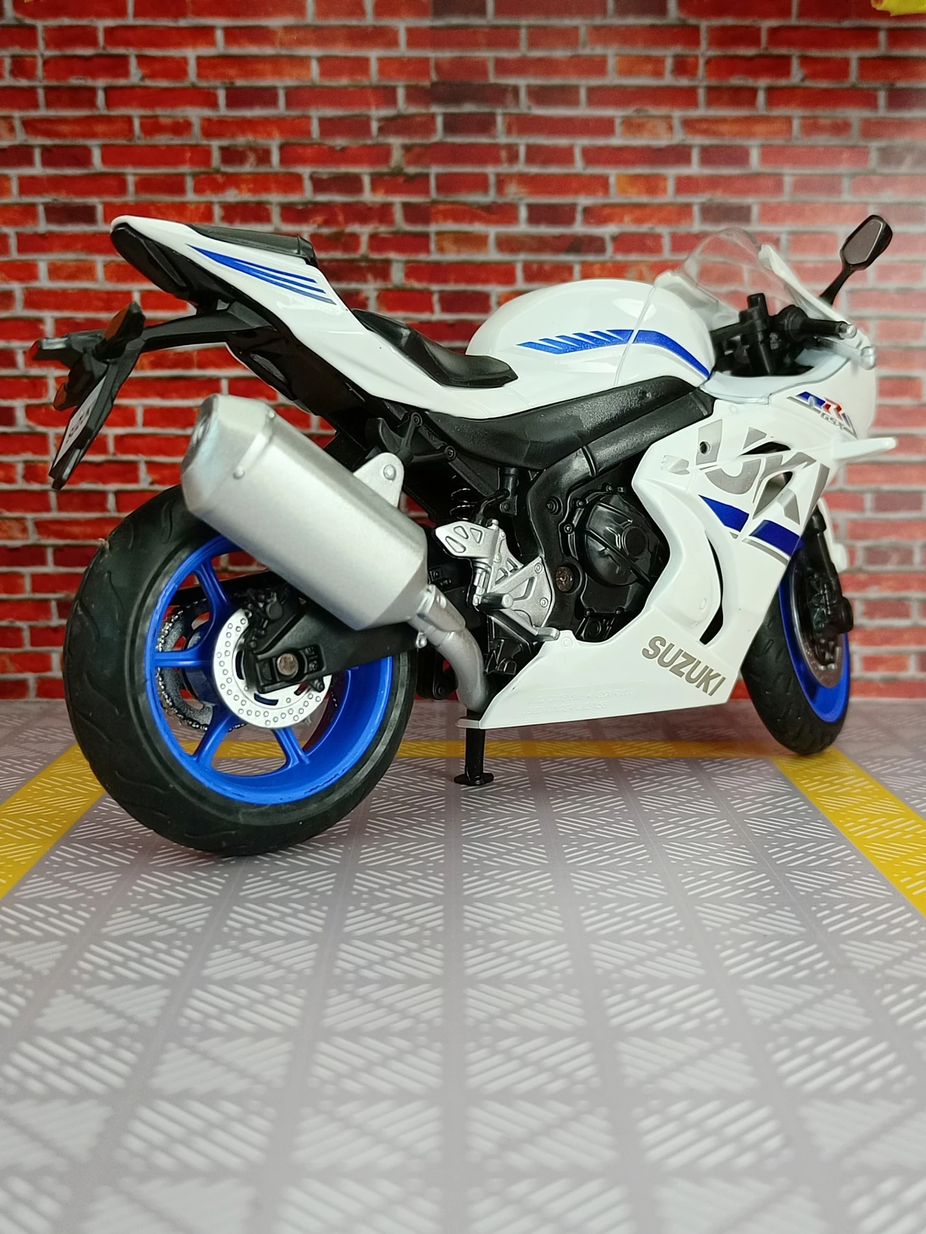 CCA 1:12 スズキ GSX-R1000 合金製バイクモデルカー、コレクションに最適で、子供たちへの誕生日プレゼントとしても贈ることができます。