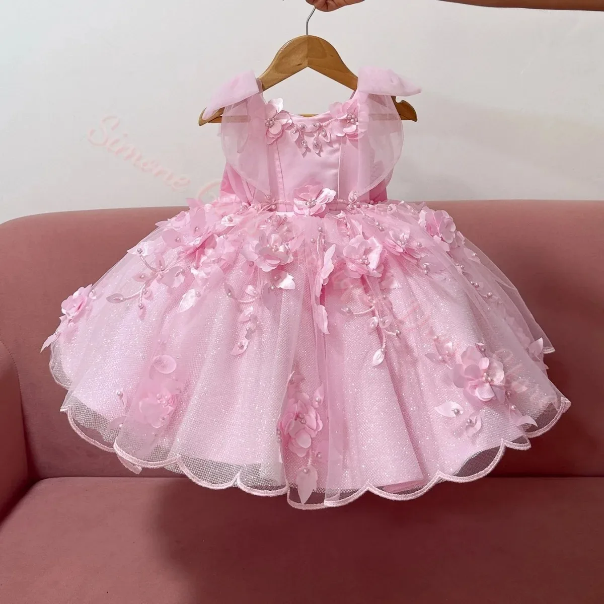 Großhandel Maßgeschneidertes Luxus-Blumenmädchenkleid mit Schleife, dünnen Trägern, rückenfrei, knielang, für Kinder, Festlichkeiten, Partys, Geburtstage und Events – Detail 3