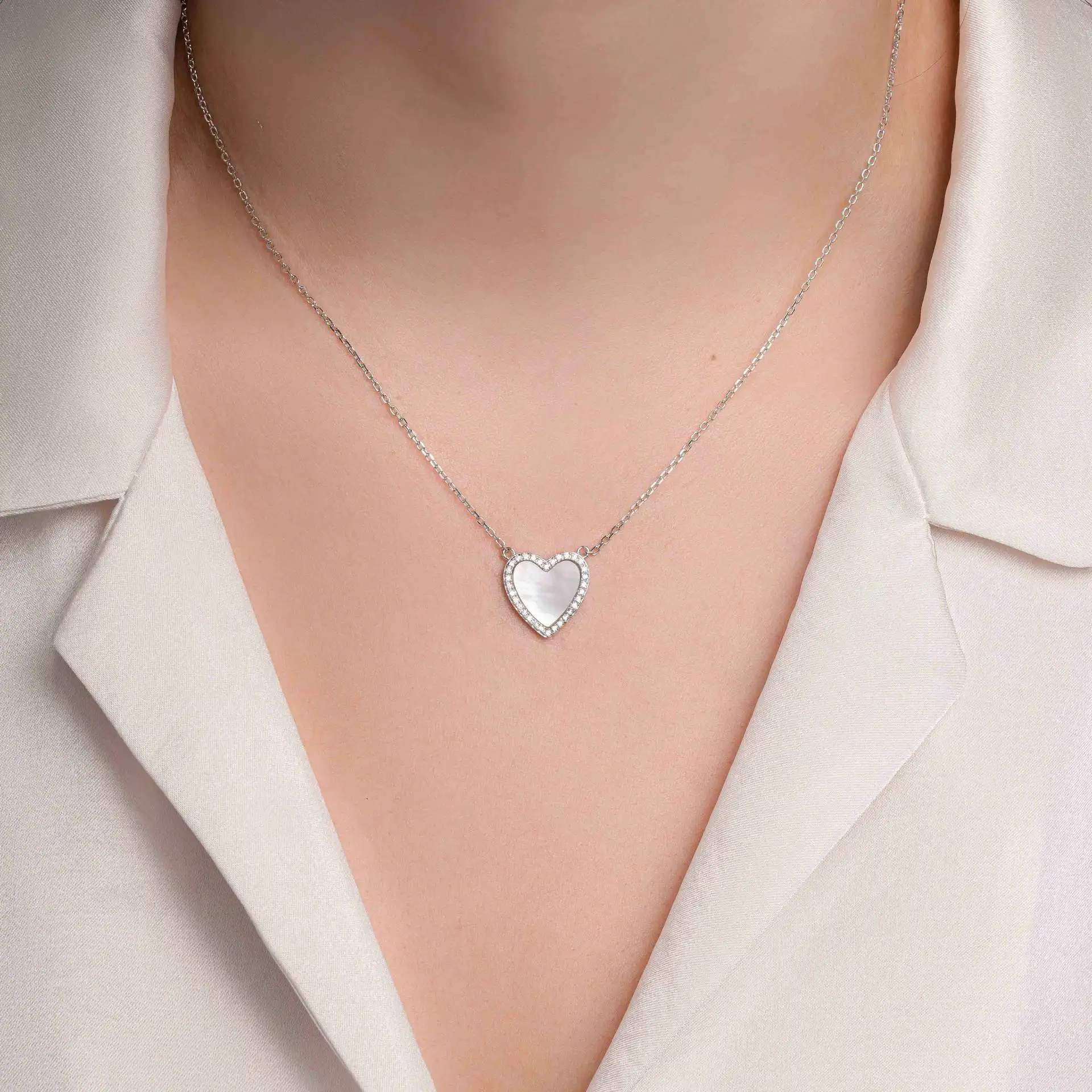 

Diamond-set love necklace, heart-shaped shell pendant, black shell, pearl collarbone chain, plated with real gold.