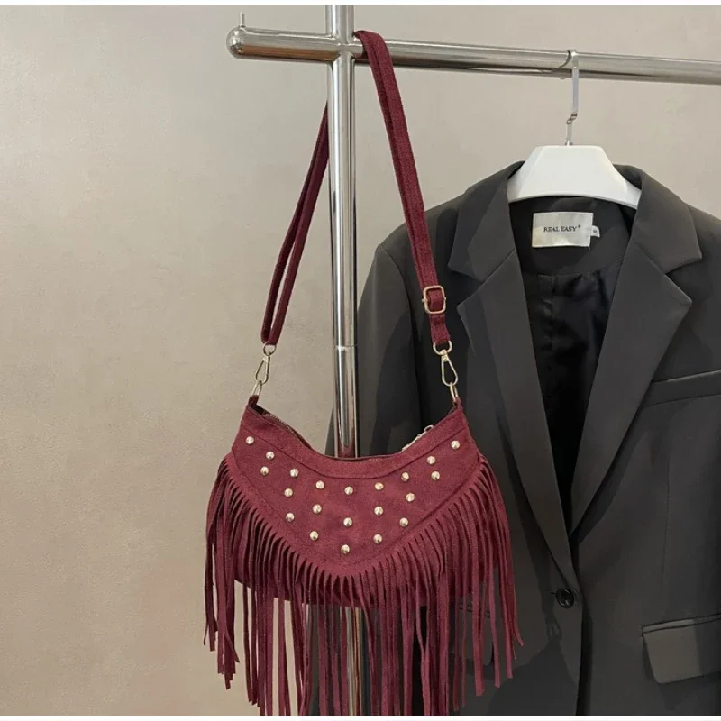 Lange Quasten-Nieten-Schultertasche, Damen-Umhängetasche mit Metallnieten-Design und Fransen, Vintage-Handtasche in Unifarben für Herbst und Winter – Detail 23