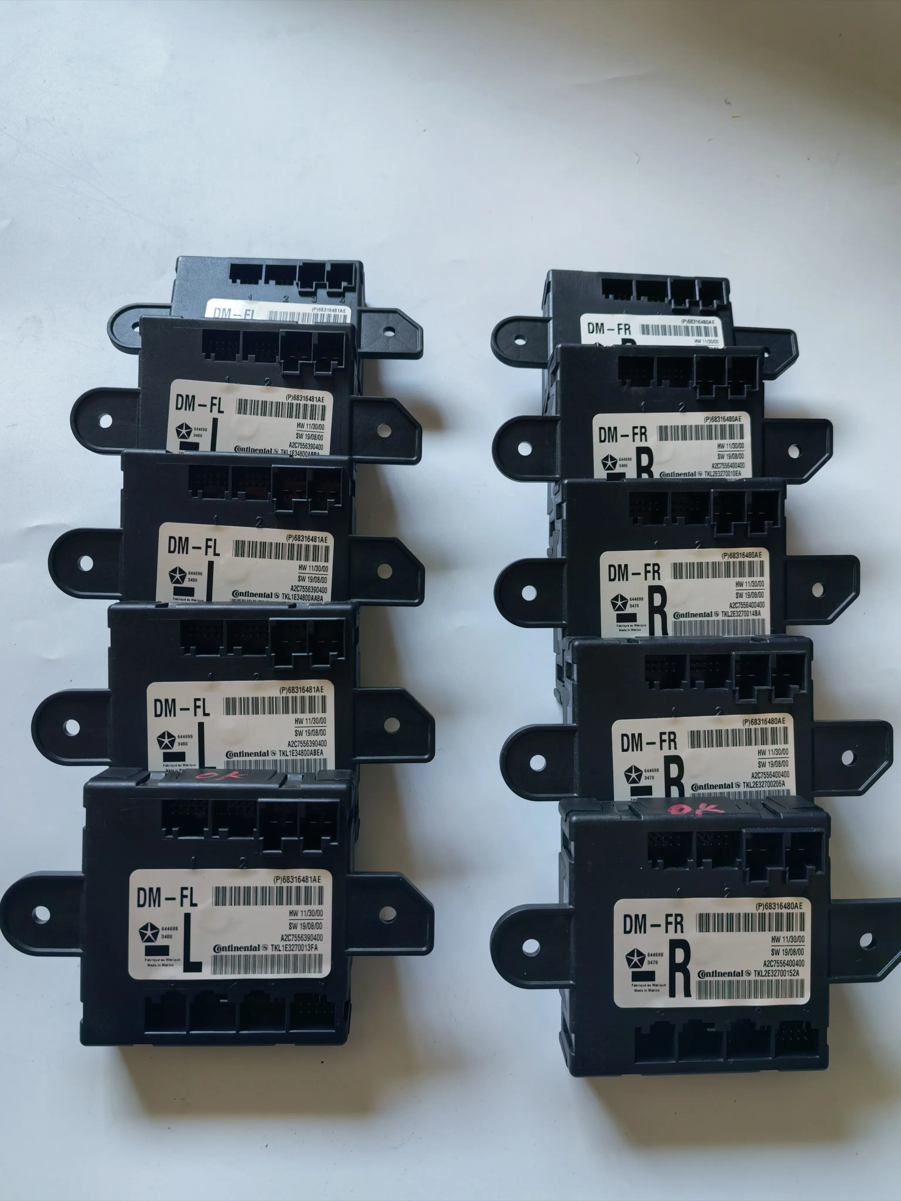 

Кнопка-переключатель модуля двигателя стеклоподъемника двери