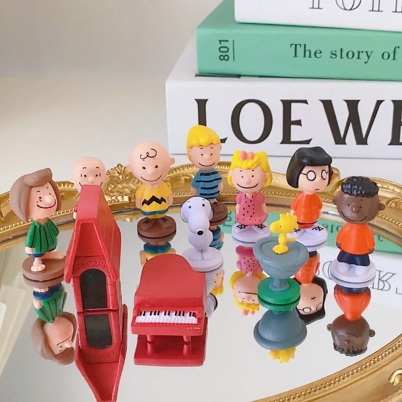 Ins estilo lindo Snoopy dibujos animados kawaii adornos conjunto completo 12 Uds muñeca de dibujos animados figura de escritorio decoración regalo de cumpleaños al por mayor