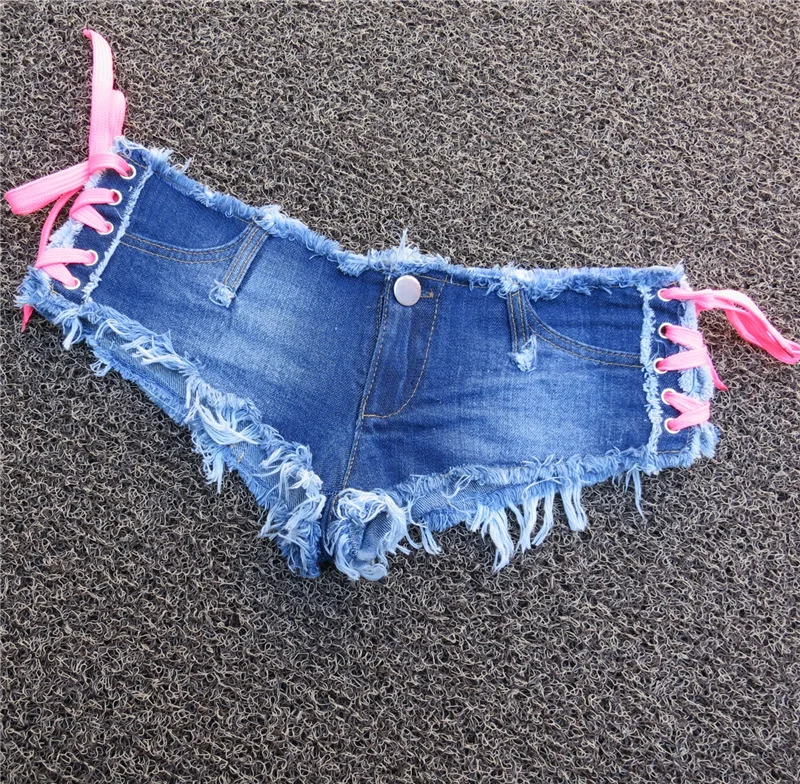 

Сексуальные джинсовые шорты с очень низкой посадкой и розовыми бретелями с разрезом по бокам, шорты для ночного клуба