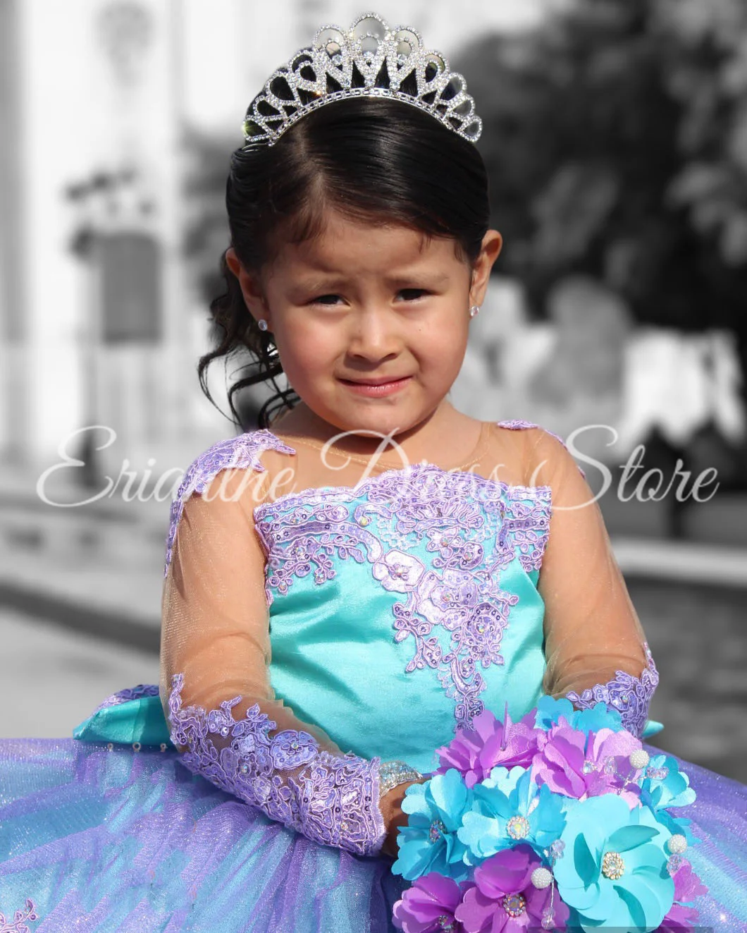 Simple Birthday Party First Communion Dresses ผ้าซาตินสีขาวแขนกุดดอกไม้สาวชุดสําหรับงานแต่งงานกับโบว์ Elegant Ball Gowns