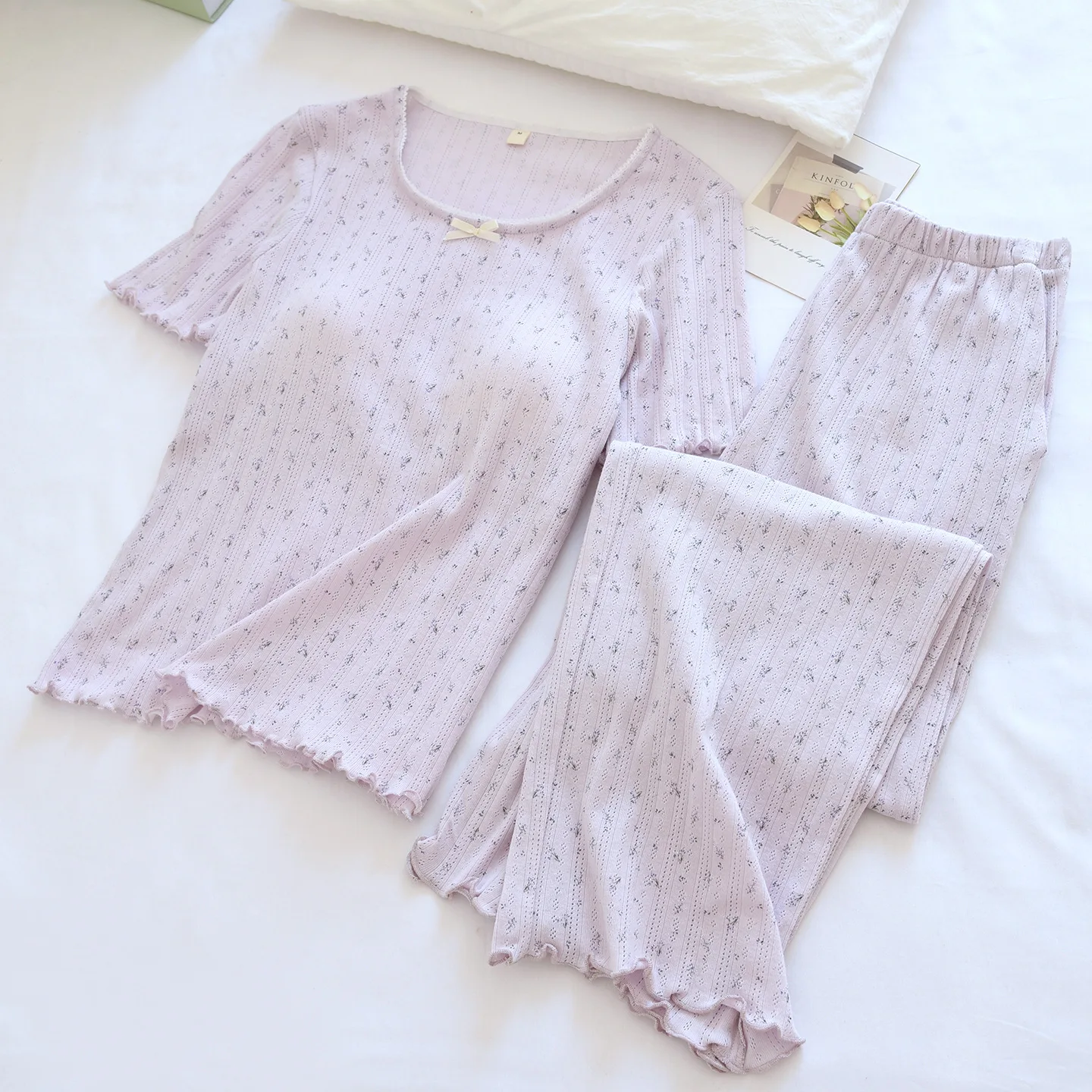 

Новый комплект пижамы с цветочным принтом 2026 года: женская хлопковая летняя пижама из 2 предметов (топ с коротким рукавом и длинные брюки)