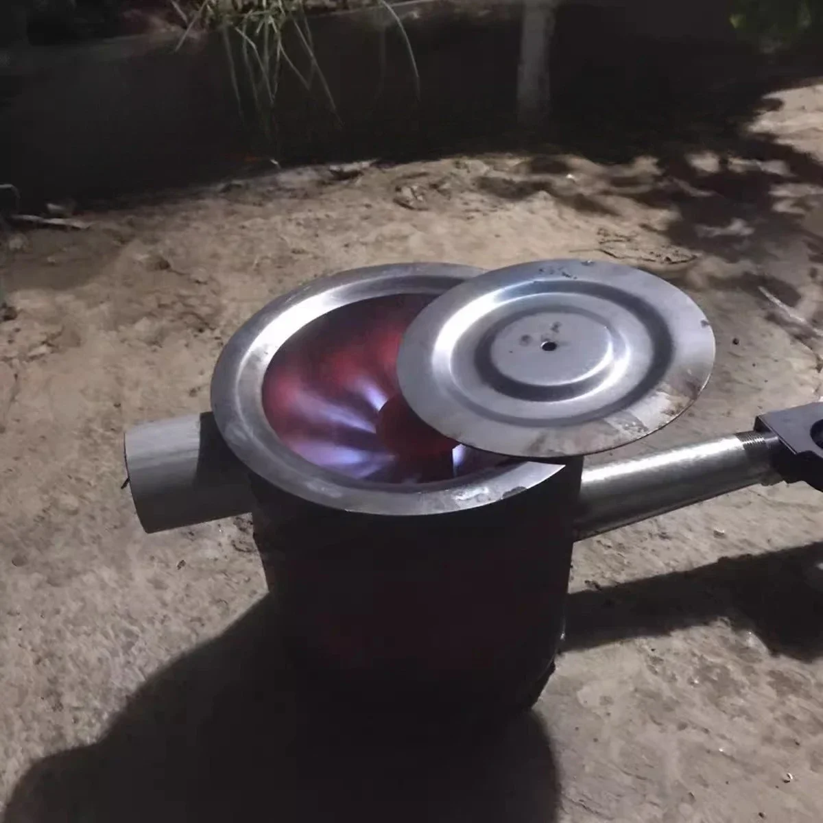 riscaldamento-del-bruciatore-a-nafta-esausto-riscaldamento-del-bruciatore-a-nafta-diesel-in-inverno-stufa-a-olio-esausto-bruciato-forno-di-riscaldamento-agricolo