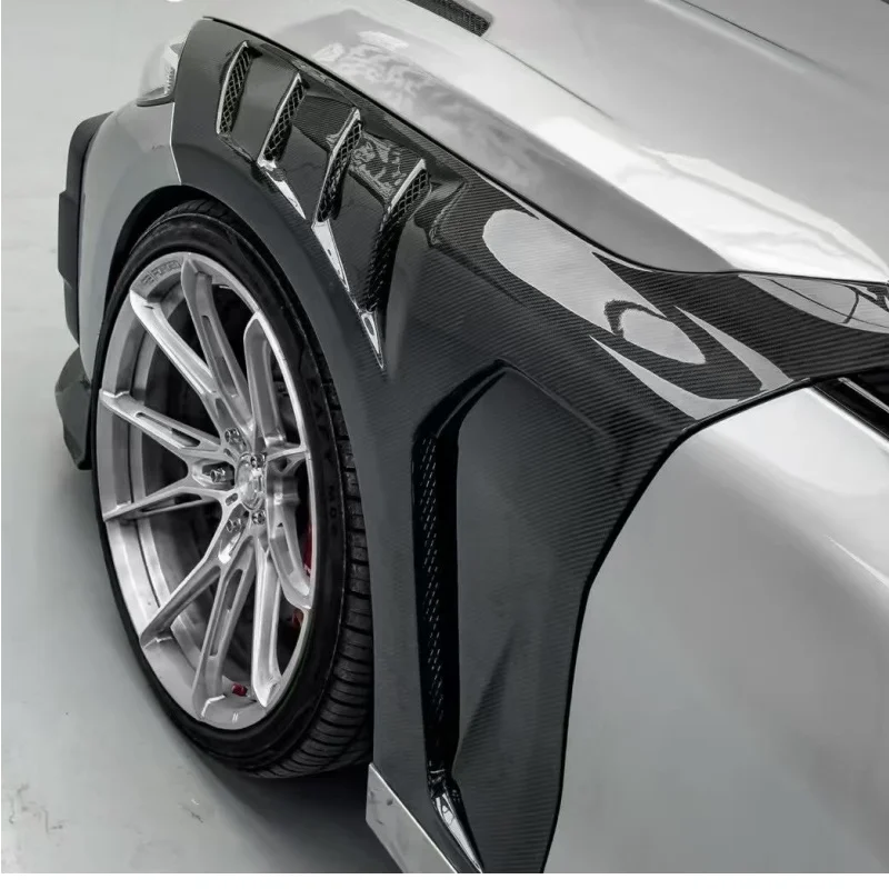 

Suitable for BMW 4 Series G22 G23 Retrofit Upgrade with Perforated Carbon Fiber Fender Mudguard Pair
