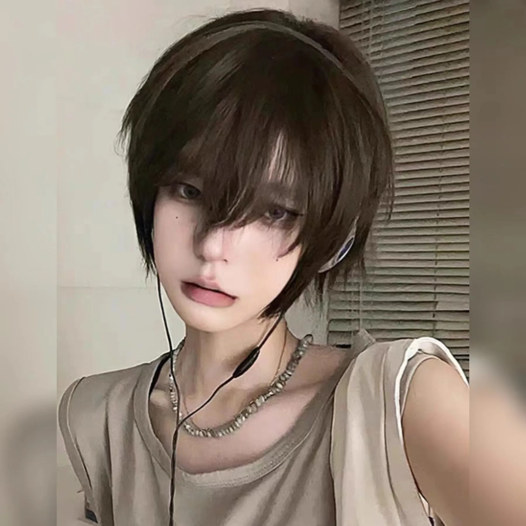 Kalte braune Kurzhaarperücke für Sommer-Cosplay, natürlicher und flauschiger, hübscher und süßer Jungenstil, voller Kopfbedeckungstyp