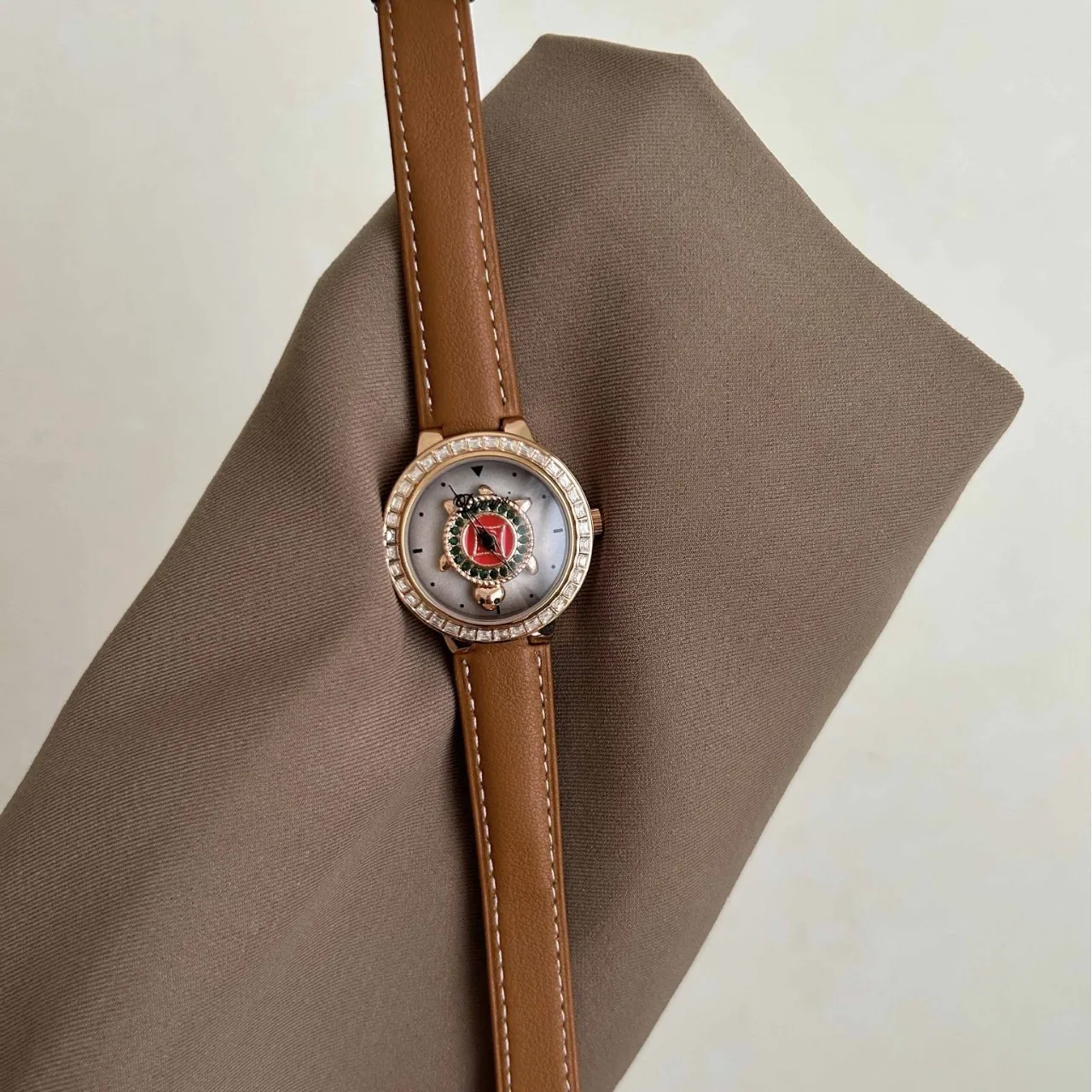 นาฬิกาใหม่ปี 2025, นาฬิกา Lucky Turn สำหรับผู้หญิง, ของขวัญสำหรับผู้หญิง, นาฬิกาผู้หญิงสุดหรู, นาฬิกาหรูคุณภาพสูง