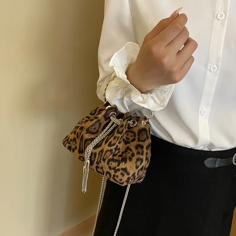 

Retro Leopard Print Crossbody Bag Women's Drawstring Bucket Bag Fashion Casual Autumn Commuting Bag Versatile Bucket Handbag